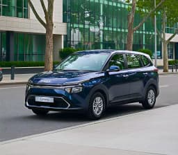 Kia Carens front angle view