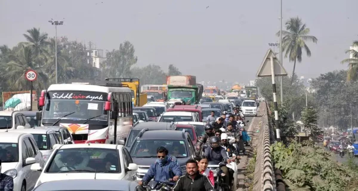 Car Troubles Due to Overheated Clutch Plates on Mumbai-Pune Highways During Christmas Rush